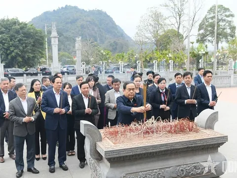 Chủ tịch Quốc hội Trần Thanh Mẫn dâng hương tưởng nhớ Chủ tịch Hồ Chí Minh và các tiền bối cách mạng