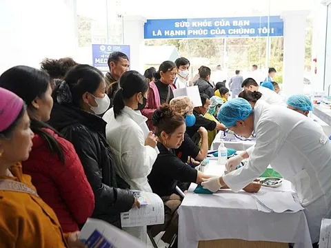Hơn 1.000 người dân huyện Nậm Nhùn được khám bệnh miễn phí