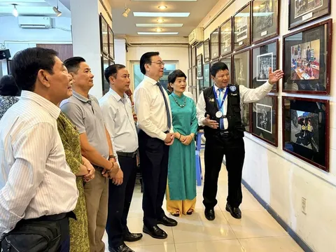 Ra mắt sách ảnh “Thành phố Hồ Chí Minh - 50 năm tự hào bản anh hùng ca”