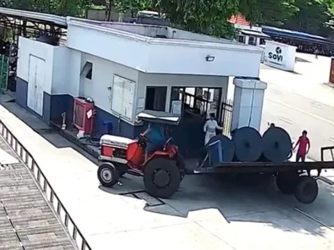 Khởi tố lái xe máy kéo vô ý làm chết người trước cổng công ty