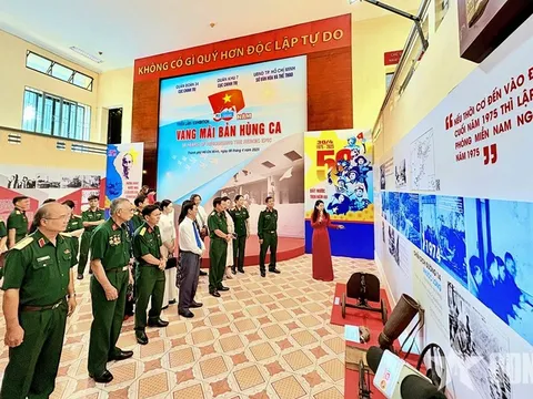 Hun đúc tinh thần yêu nước từ triển lãm “50 năm vang mãi bản hùng ca”