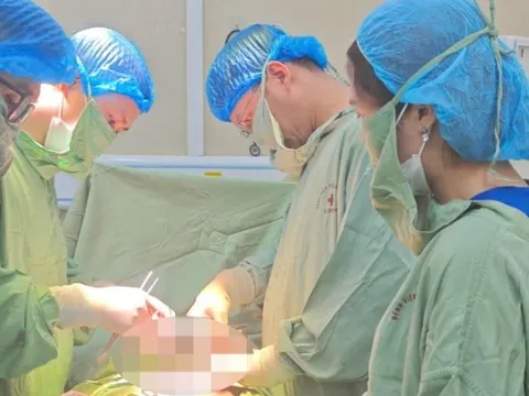 Loại bỏ khối u buồng trứng khổng lồ cho nữ sinh 18 tuổi