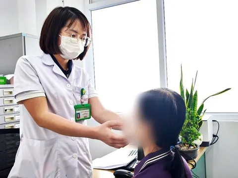 Gắp ký sinh trùng dài gần 10cm trong mắt người phụ nữ