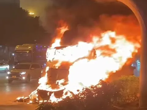 Hà Nội: Xe đầu kéo container bốc cháy trên đường Khuất Duy Tiến