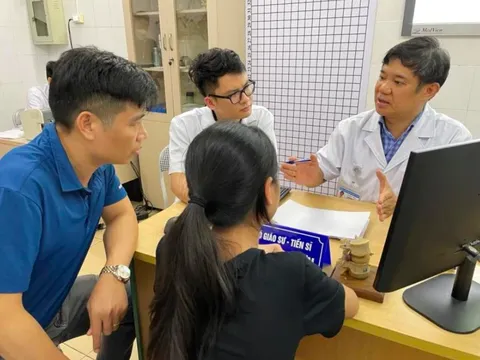 Bệnh viện Hữu nghị Việt Đức tổ chức khám và tư vấn miễn phí cho trẻ em mắc gù vẹo cột sống