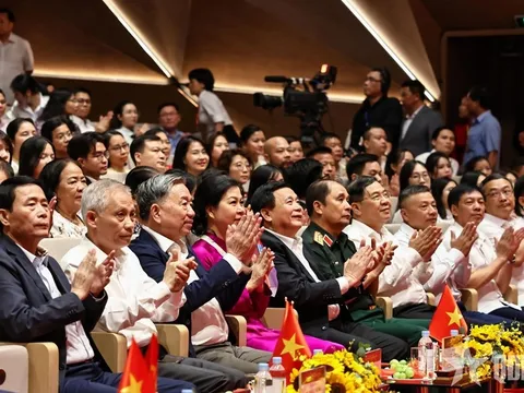 Tổng Bí thư Tô Lâm dự Chương trình nghệ thuật “Đảng trong mùa Xuân đại thắng”