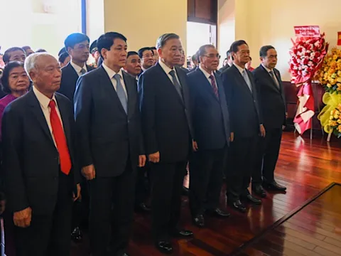 Lãnh đạo Đảng, Nhà nước dâng hương tưởng nhớ Chủ tịch Hồ Chí Minh và Chủ tịch Tôn Đức Thắng