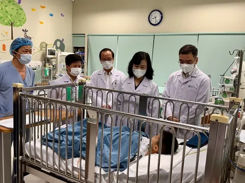 Bộ trưởng Bộ Y tế Đào Hồng Lan thăm bệnh nhi liên quan đến sự việc tại Bệnh viện đa khoa Nam Định