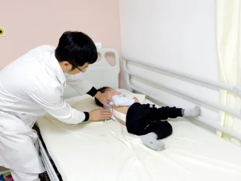 Khám sàng lọc miễn phí cho trẻ mắc bệnh lý gù, vẹo cột sống