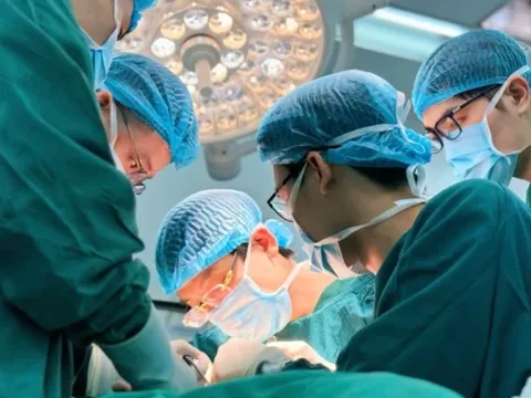 Nối vi phẫu cứu ngón tay cho công nhân bị tai nạn lao động