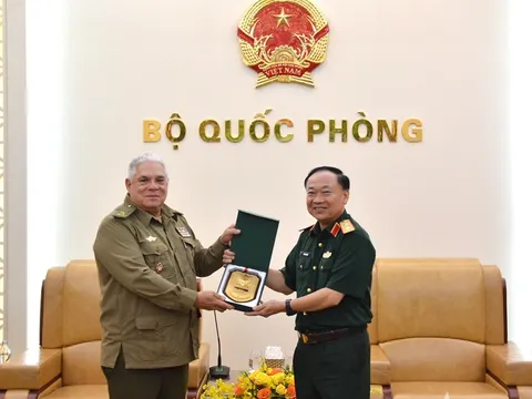 Trung tướng Thái Đại Ngọc tiếp Cục trưởng Cục Thông tin liên lạc, Bộ các Lực lượng vũ trang Cách mạng Cuba