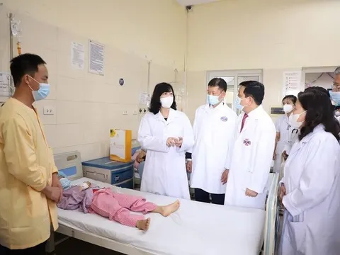 Bộ trưởng Bộ Y tế thăm và tặng quà các bệnh nhi tại Bệnh viện K