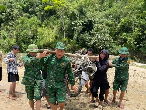 Nghệ An: Bộ đội Biên phòng hỗ trợ khắc phục hậu quả lũ quét tại Quế Phong