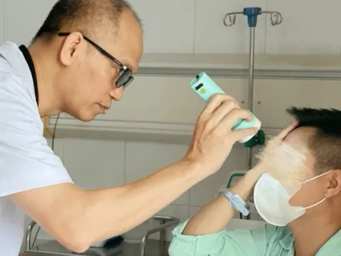 Bệnh nhân nam mất thị lực mắt trái sau khi tiêm chất làm đầy để trẻ hóa