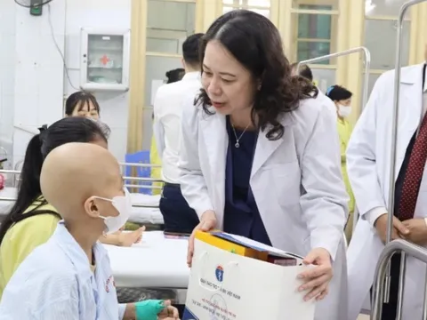 Phó Chủ tịch nước thăm, tặng quà bệnh nhi tại Bệnh viện Phổi Trung ương