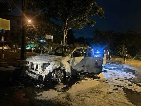 Hà Nội: Xe bán tải đang lưu thông, bất ngờ bốc cháy trên đường Mai Chí Thọ