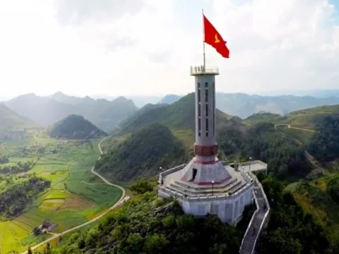 Cột cờ Quốc gia Lũng Cú tạm dừng đón khách để tu bổ, tôn tạo