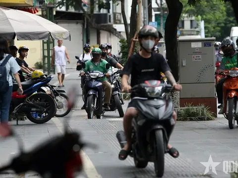 Cảnh sát giao thông ra quân xử lý hàng loạt vi phạm đi xe máy trên vỉa hè