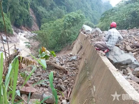 Nghệ An: Mưa lũ gây sạt lở nghiêm trọng trên Quốc lộ 16, giao thông gián đoạn