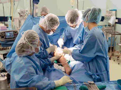Thay toàn bộ xương đùi cho bệnh nhi ung thư nhỏ tuổi nhất thế giới