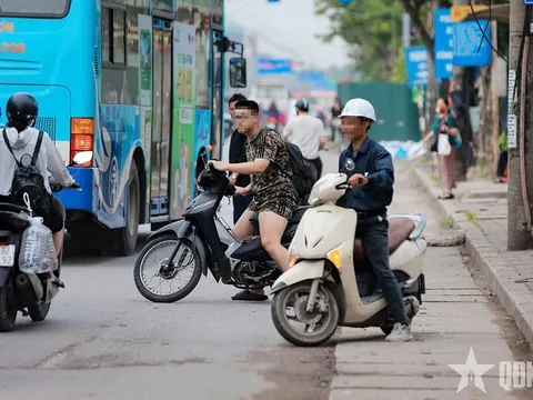 Hà Nội: Liên tiếp xử lý hàng chục tài xế đi trên vỉa hè, đi ngược chiều