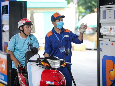 Từ chiều nay (19-6), giá xăng dầu bật tăng, xăng RON95-III vượt 21.000 đồng/lít