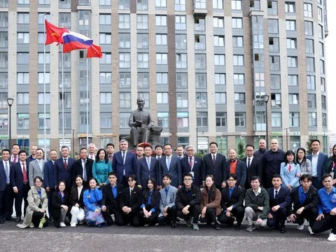 Phó Thủ tướng Lê Thành Long dâng hoa tại tượng đài Chủ tịch Hồ Chí Minh ở TP. Saint Petersburg, LB Nga