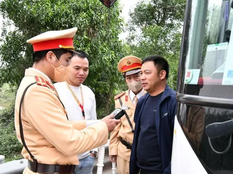 Tuyệt đối không sử dụng điện thoại khi lái xe trên cao tốc