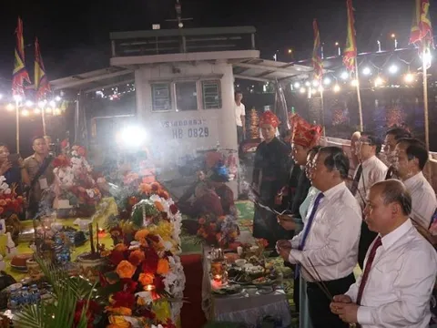 Hòa Bình tổ chức Lễ cầu ngư thả hoa đăng năm 2025