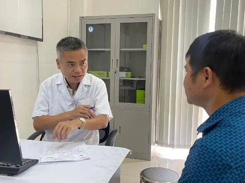 Đau đớn vì giun rồng dài 70cm ký sinh trong cơ thể