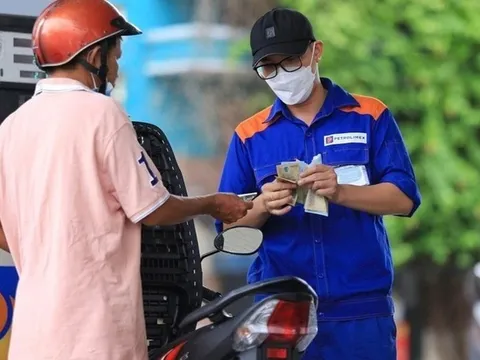 Từ chiều nay (10-7), giá xăng dầu tăng, xăng RON95 vượt 20.000 đồng/lít