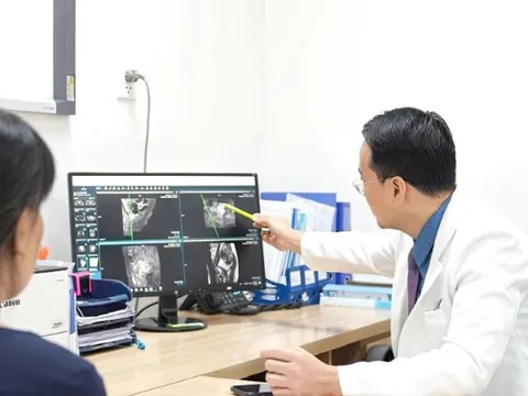 Loại bỏ khối u buồng trứng ác tính có biến chứng lỗ dò đại tràng