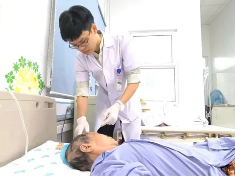 Hoại tử đầu do biến chứng nguy hiểm của zona