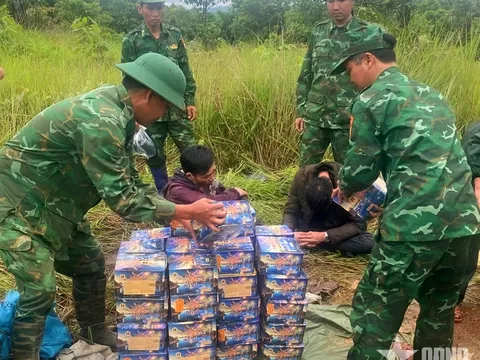 Bắt giữ hai đối tượng vận chuyển hơn 200kg pháo qua biên giới