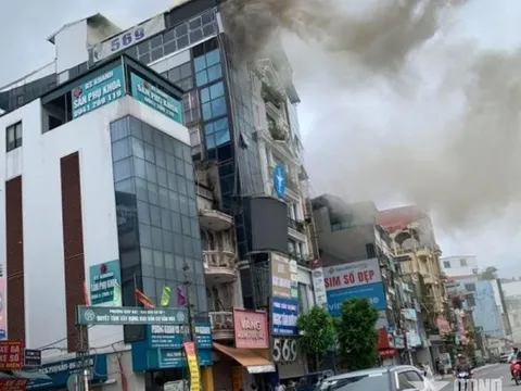 Hà Nội: Nhà 5 tầng trên đường Giải Phóng bốc cháy, đang xác định thiệt hại