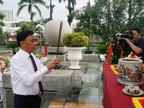 Đồng chí Trần Cẩm Tú, Ủy viên Bộ Chính trị, Thường trực Ban Bí thư thăm gia đình chính sách tại Hải Phòng