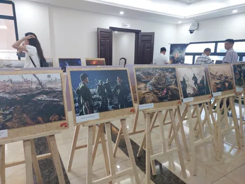 Triển lãm “Mưa đỏ - Tri ân từ khuôn hình” tái hiện ký ức Thành cổ Quảng Trị 81 ngày đêm