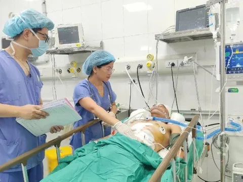 Phẫu thuật cấp cứu cho người đàn ông bị xe bán tải đâm liên hoàn trên phố Khâm Thiên