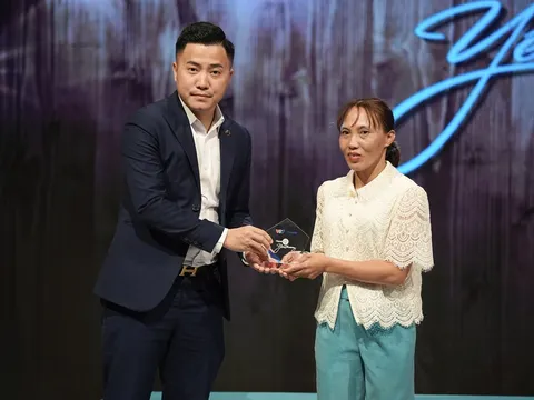 Người phụ nữ may vá cuộc đời bằng đôi chân yếu và trái tim không mỏi
