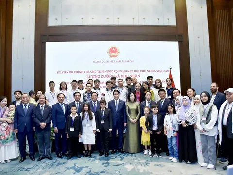 Chủ tịch nước Lương Cường gặp gỡ cán bộ, nhân viên Đại sứ quán và cộng đồng người Việt Nam tại Ai Cập