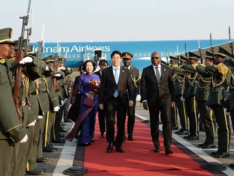 Chủ tịch nước Lương Cường đến Luanda, bắt đầu chuyến thăm cấp nhà nước Cộng hòa Angola
