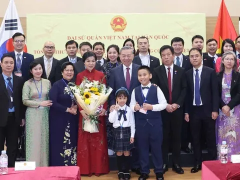 Tổng Bí thư Tô Lâm thăm Đại sứ quán và gặp gỡ cộng đồng người Việt Nam tại Hàn Quốc