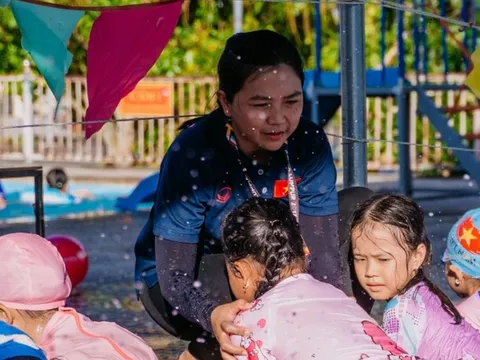 Lớp dạy bơi “0 đồng” của cô giáo miền tây