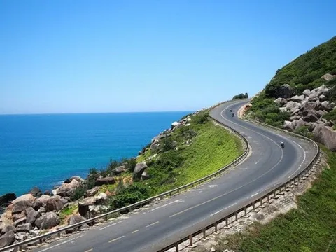 Thủ tướng Phạm Minh Chính chỉ đạo đẩy nhanh tiến độ xây dựng hệ thống đường bộ ven biển