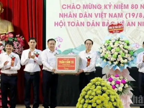 Đồng chí Trần Cẩm Tú, Ủy viên Bộ Chính trị, Thường trực Ban Bí thư, dự Ngày hội “Toàn dân bảo vệ an ninh Tổ quốc” tại tỉnh Hưng Yên
