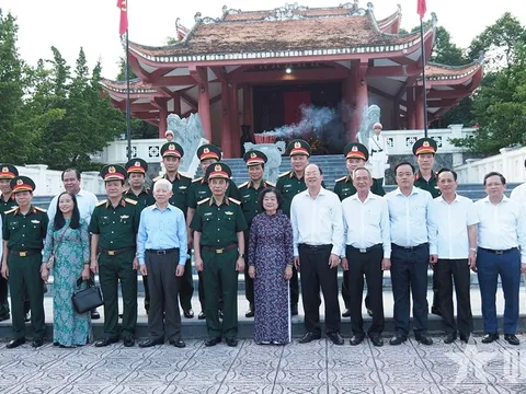 Đoàn lãnh đạo Đảng, Nhà nước, Bộ Quốc phòng dâng hương Chủ tịch Hồ Chí Minh tại khu tưởng niệm ở Cà Mau