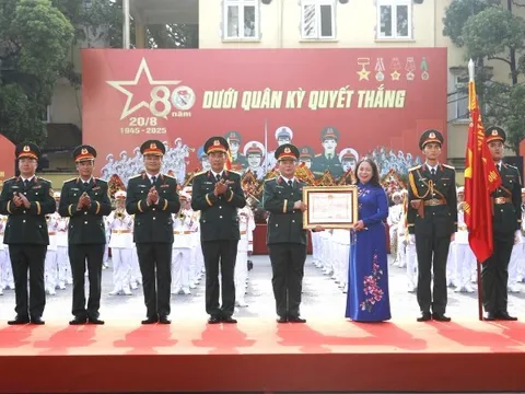 Đoàn Nghi lễ Quân đội đón nhận Huân chương Bảo vệ Tổ quốc hạng Nhì