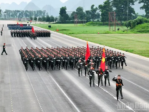 Hà Nội: Cho học sinh nhiều trường nghỉ học các ngày tổng hợp luyện diễu binh