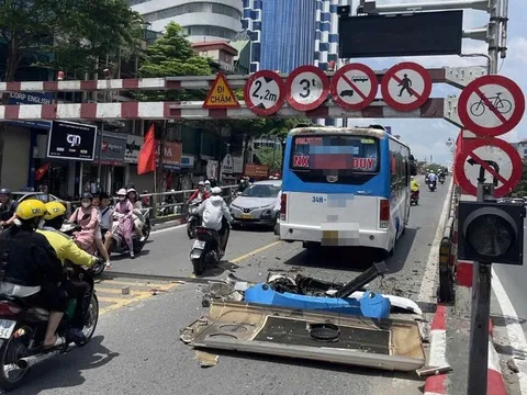 Hà Nội: Xử phạt tài xế điều khiển xe ô tô khách đi lên cầu vượt Sơn Tây