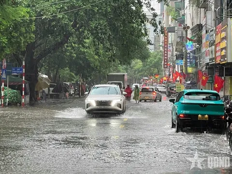 Mưa lớn, Hà Nội phố thành "sông"